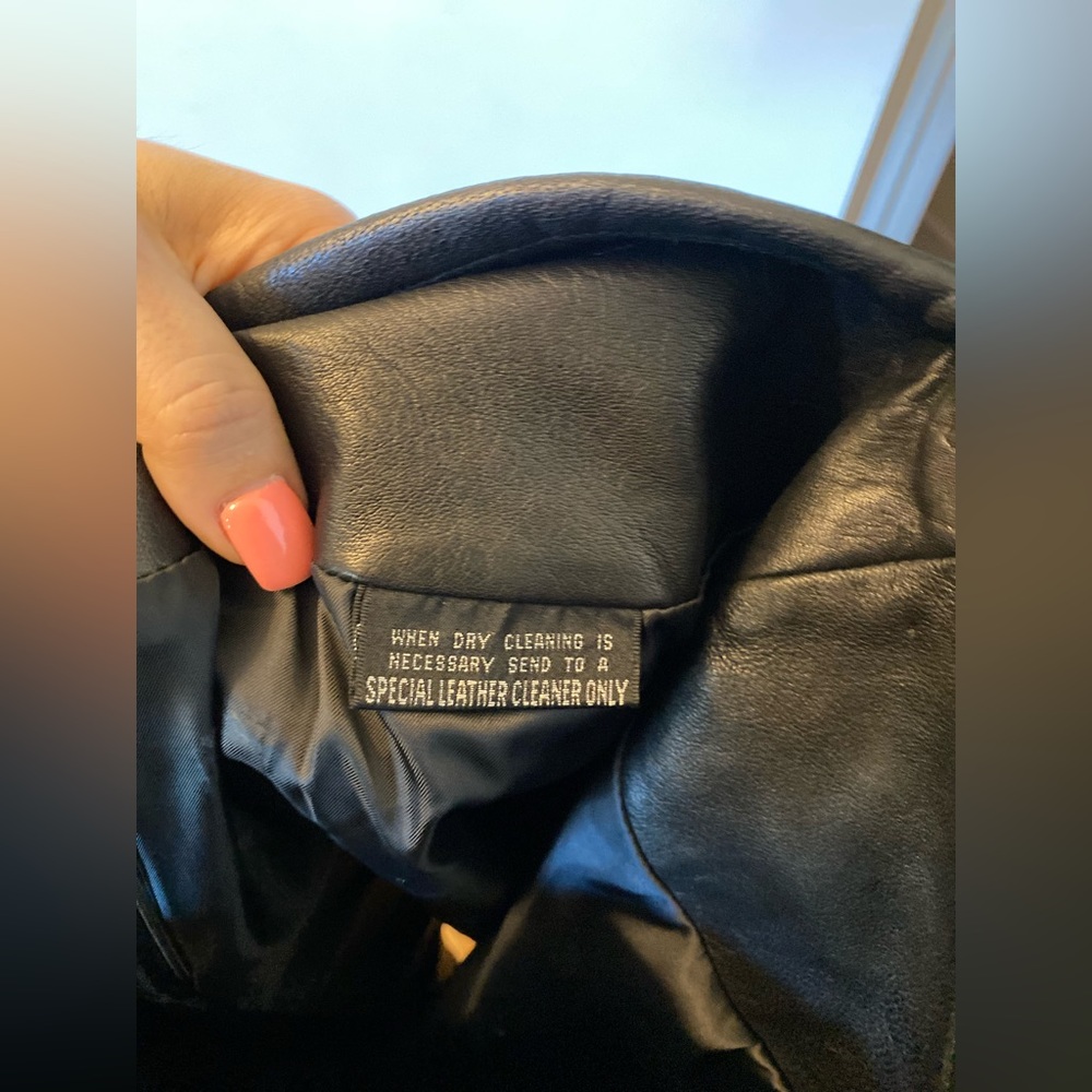 Black leather pencil skirt 28” waste & 25” long. Genuine leather. Sz 4 - Picture 7 of 11